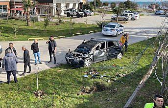 Samsun'da devrilen otomobildeki 3 genç yaralandı