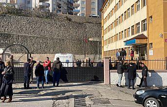 Samsun'da oğlunun okul binasında silahla vurduğu kadın öldü, kadının arkadaşı ağır yaralandı