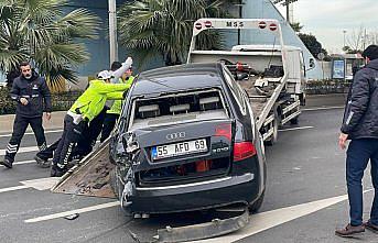 Samsun'da otomobilin çarptığı tramvay durağında hasar oluştu