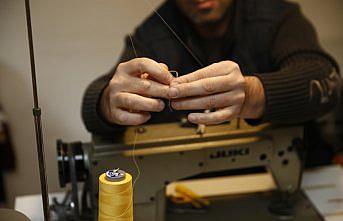 Seyahatlerinde topladığı atık kumaşlardan çanta tasarlıyor