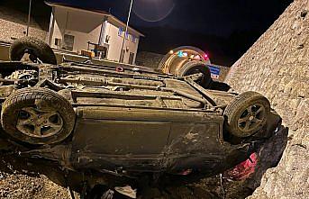 Sinop'ta istinat duvarına çarpıp devrilen otomobildeki 2 kişi yaralandı