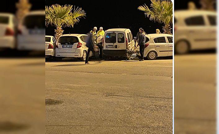 Sinop'ta otomobilin park halindeki araçlara çarptığı kazada 2 kişi yaralandı