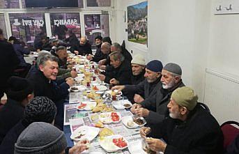 Tokat'ta EYT'den yararlanan kişi sabah namazına gelenlere kavurma dağıttı