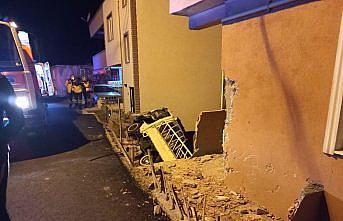 Zonguldak'ta park halindeki araçlara çarpan kamyonet apartman boşluğuna devrildi