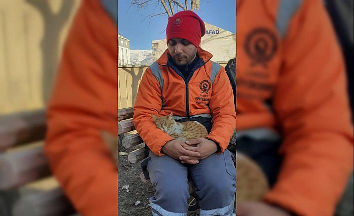 Afet bölgesindeki ekipler yıkıntılar arasındaki kediye sahip çıktı