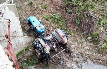 Alaçam'da devrilen traktörün sürücüsü yaralandı