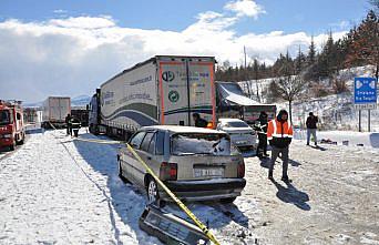 Amasya'da 6 aracın karıştığı kaza yüzünden ulaşım kontrollü sağlanıyor