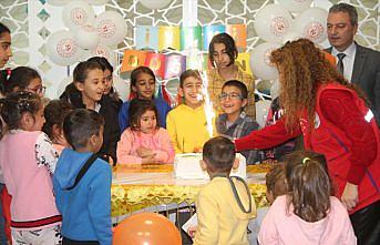 Amasya'da  depremzede çocuğa doğum günü sürprizi