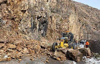 Artvin'de farklı noktalardaki heyelanlar ulaşımda aksamalara yol açtı