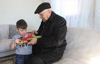 Bayburt Belediye Başkanı Pekmezci depremzedeleri ziyaret etti