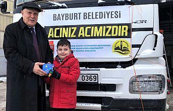 Bayburt'ta 8 yaşındaki Ömer, biriktirdiği parayı depremzedelere bağışladı