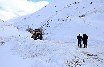 Bayburt'ta çığ düşmesi sonucu kapanan köy yolu ulaşıma açıldı
