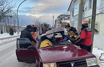 Bolu'da elektrik direğine çarpan otomobilde sıkışan sürücü yaralandı