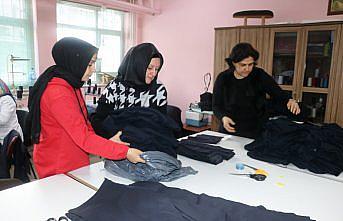 Bolu'da gönüllüler depremzedeler için kıyafet dikiyor