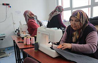 Bolu'da gönüllüler, kış ortasında her şeyini kaybeden depremzedeleri sıcak tutmak için çabalıyor