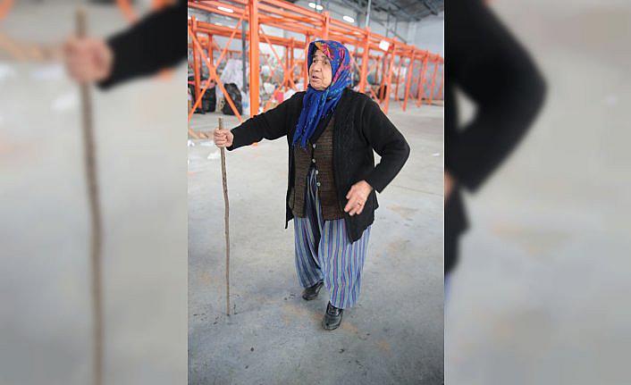 Bolu'da yaşlı kadın ördüğü atkı ve patikleri depremzedelere gönderdi