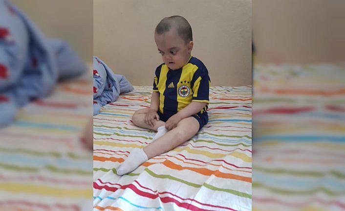 Cam kemik hastalığından kaybettiği oğlunun eşyalarını depremzedelere bağışladı