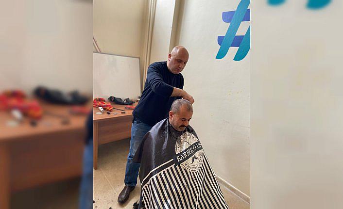 Çorum'da gönüllü berberler depremzedeleri tıraş etti