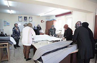 Çorum'da usta öğreticiler depremzedeler için uyku tulumu üretiyor