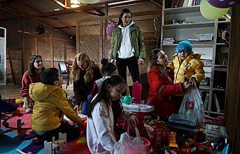 Deprem bölgesinden Kastamonu'ya getirilen çocuklara gönüllüler moral veriyor