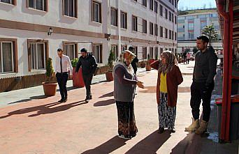 Deprem sırasında evlerinin çöken duvarından yan daireye geçerek kurtuldular