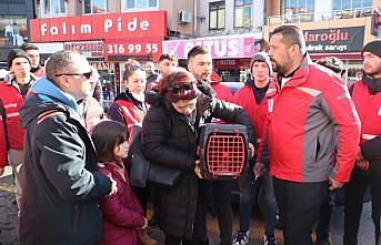 Depremde ölen çiftin enkazdan kurtarılan kedisini arkadaşları sahiplendi