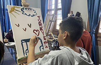 Depremi yaşayan çocuklar “Geleceğin Işıkları“ sınıfında duygularını resmediyor