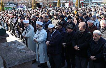 Depremlerde hayatını kaybedenler için gıyabi cenaze namazı kılındı