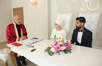 Depremzede çiftin nikahı Amasya'nın Suluova ilçesinde kıyıldı