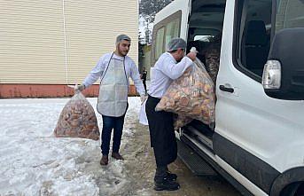Düzce, Bolu ve Kocaeli'de öğretmen ve öğrenciler depremzedeler için ekmek üretiyor