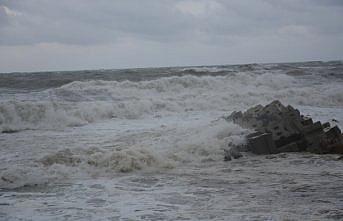 Düzce'de fırtına nedeniyle dalga boyu 6 metreyi aştı