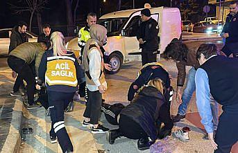 Düzce'de hafif ticari araçla çarpışan motosikletteki 2 kişi ağır yaralandı