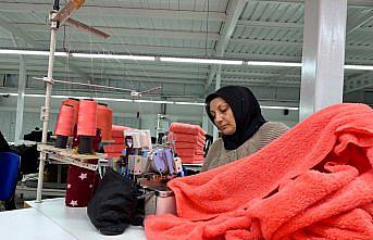 Düzce'de tekstil işçileri gönüllü mesai yaparak depremzedelere battaniye dikiyor