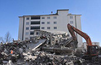 Elbistan'da enkaz kaldırma çalışmaları devam ediyor