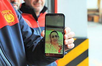 Enkazdan kendisini çıkaran itfaiye ekibini görüntülü arayarak teşekkür etti