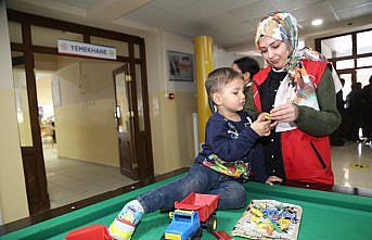 Gençlik merkezi personeli depremzede çocuklarla oyunlar oynuyor