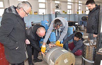 Giresun ve Trabzon'da öğretmenler depremzedeler için battaniye dikip soba üretiyor