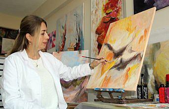 Görsel sanatlar öğretmeni resimlerini depremzedeler için yapıyor