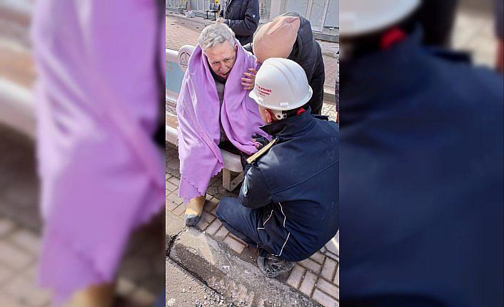 İtfaiye eri enkazdan çıkardıkları yaşlı adama kendi botlarını verdi