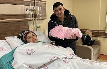 Kahramanmaraşlı depremzede kadın, bebeğini Rize'de dünyaya getirdi