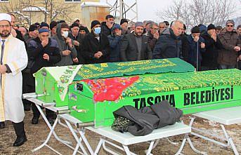 Kahramanmaraş'taki depremde hayatını kaybeden iki kardeş toprağa verildi