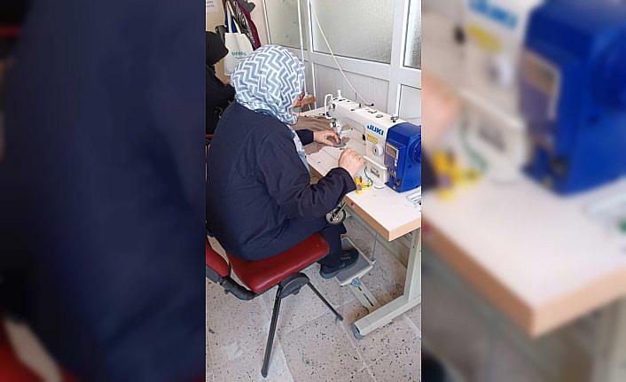 Karabük'te gönüllüler depremzedeler için kıyafet dikiyor