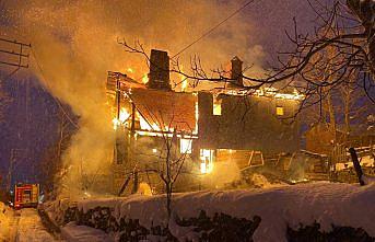 Karabük'te iki katlı ahşap ev yandı