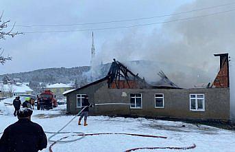 Karabük'te yangın çıkan iki katlı ev kullanılamaz hale geldi