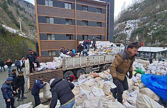 Karadeniz'den depremzedelere destekler sürüyor
