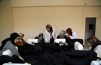 Kastamonu'da gönüllü kadınlar depremzedeler için uyku tulumu dikiyor