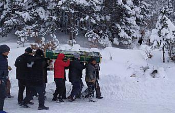 Kastamonu'da kar nedeniyle kapanan köy yolu cenaze için ulaşıma açıldı