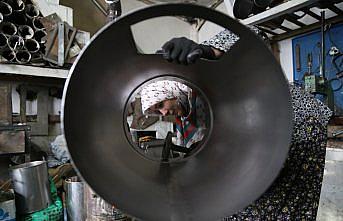 Kastamonulu aile depremzedeler için soba üretiyor