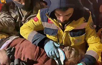 Malatya'da 83 yaşındaki kadın enkazdan 124,5 saat sonra kurtarıldı