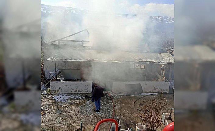 Niksar'da çıkan yangında tek katlı ev kullanılamaz hale geldi
